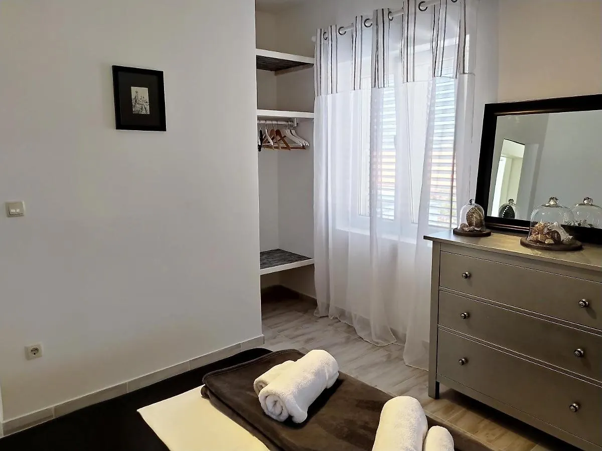 Appartements Dominique, With Private Terrace Supetarska Draga Apartman
