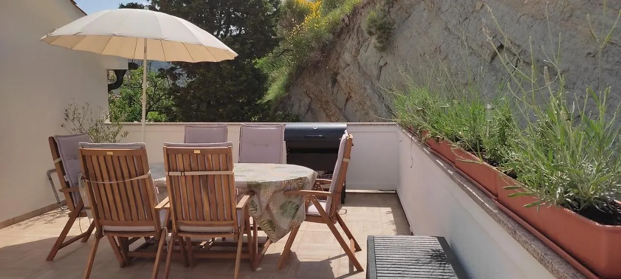 Appartements Dominique, With Private Terrace Supetarska Draga Apartman